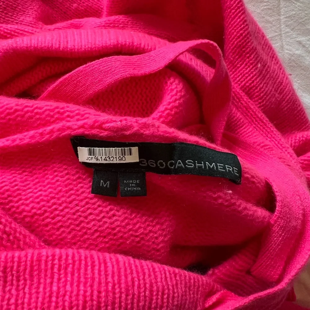 360 Cashmere Sweater with a Hood
Size medium - Picture 3 of 3